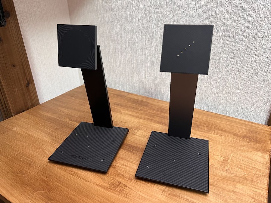 MagEZ Stand（左）とMagEZ Charging Stand（右）